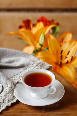 Ahşap bir masada çay ile porselen bardak. Parti zamanı