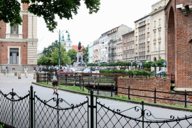 Uzakta Pomnik Grunwaldzki anıtı, Krakow, Polonya.