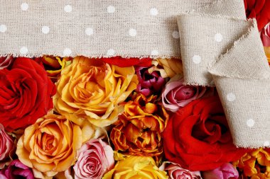 Kırmızı güllü çiçek arkaplanı, kopyalama alanı. Grafiksel kaynaklar