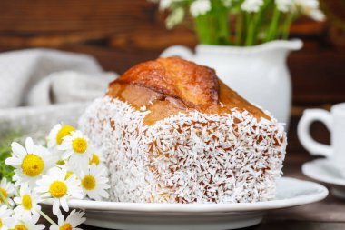Hindistan cevizli kek ve çiçek açan papatya çiçekleri. Parti tatlısı