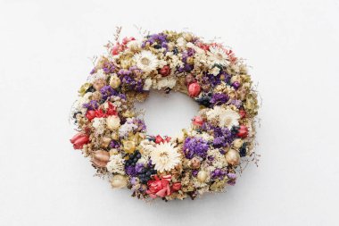 Kuru çiçekler ve çiçeklerle nasıl kapı çelengi yapılır? Adım adım, öğretici.