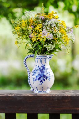 Yazın bir buket yabani çiçek. Ev dekoru