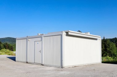 Mülteciler ya da inşaat işçileri için konteynır. İnşa yeri