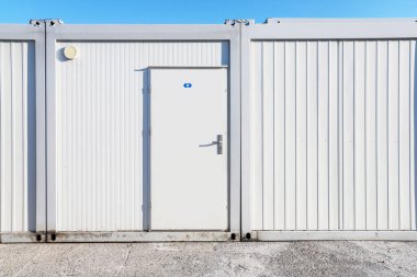 Mülteciler ya da inşaat işçileri için konteynır. İnşa yeri
