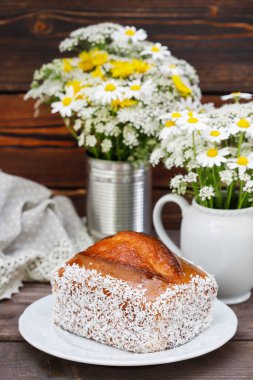 Hindistan cevizli kek ve çiçek arkaplanda. Parti tatlısı