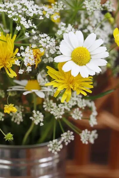 Papatyalı buket ve gümüş teneke içinde diğer kır çiçekleri, boşluğu kopyalayın. Yaz çiçekleri