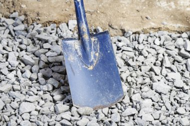 Evin inşaatı sırasında taşların arka planında kürek var. Çalışma zamanı