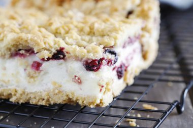 Yaban mersinli ve üzümlü ev yapımı meyveli kek. Parti tatlısı