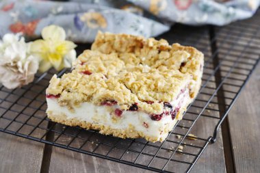 Yaban mersinli ve üzümlü ev yapımı meyveli kek. Parti tatlısı