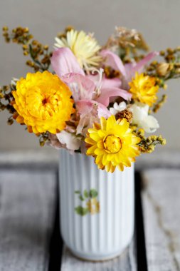 Helchrysum bracteatum ile süsleme - Sonsuz çiçek. Sonbahar dekoru