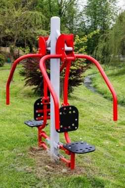 Çalıların arasında, nehrin kenarında hızla akan bir spor salonu..