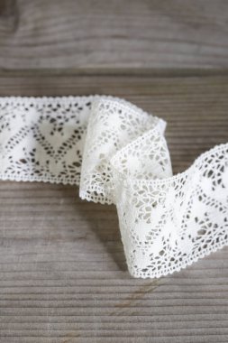 Ahşap bir masada dantelli kurdele. Grafiksel kaynaklar