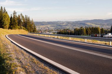 Güney Polonya 'da modern bir yol. Podhale 'ye ulaşım yolu