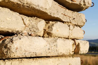 Bir yığın beton yapı elementi. Dünyadaki betonun her yerde bulunması için bir metafor. Grafiksel kaynaklar