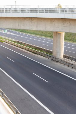 Çevredeki ormanlardan hayvanlar tarafından geçilemeyen modern bir otoyol. Ulaşım yolu