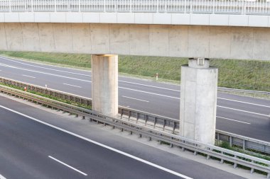 Çevredeki ormanlardan hayvanlar tarafından geçilemeyen modern bir otoyol. Ulaşım yolu