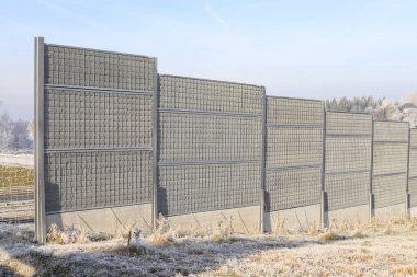 Gürültülü bir otoyol boyunca ses bariyerleri. Gürültü azaltma sistemi