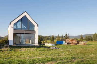 Turistler için bir kulübe, böylece herkes içeride ne yaptığını görebilir..