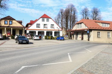Polonya 'nın Lipnica Murowana kentindeki pazar meydanında tarihi evler.