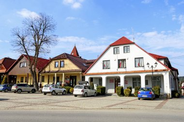 Polonya 'nın Lipnica Murowana kentindeki pazar meydanında tarihi evler.