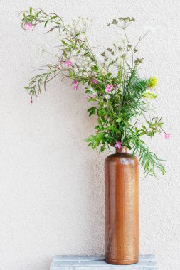 Tatlı yaz çiçekleri buketi. Yaz partisi dekorasyonu