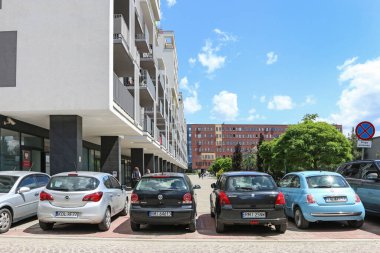 Polonya 'nın Krakow bölgesindeki Zablocie bölgesinde modern apartman binası. Park sorunları, arabalar her yeri kaplıyor..