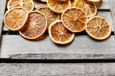 Tahta masada dilimlenmiş kuru portakallar, Noel süsü. Grafiksel kaynaklar