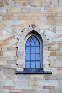 Tarihi bir manastırın ön cephesindeki eski pencere. Grafiksel kaynaklar