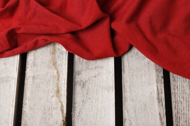 Ahşap arka planda yumuşak kırmızı kumaş. Grafiksel kaynaklar