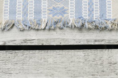 Ahşap bir masanın üzerinde geleneksel İskandinav desenli bir peçete. Grafiksel kaynaklar