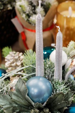 Geleneksel Noel süslemeleri, mumlar ve mücevherlerle. Şenlik zamanı
