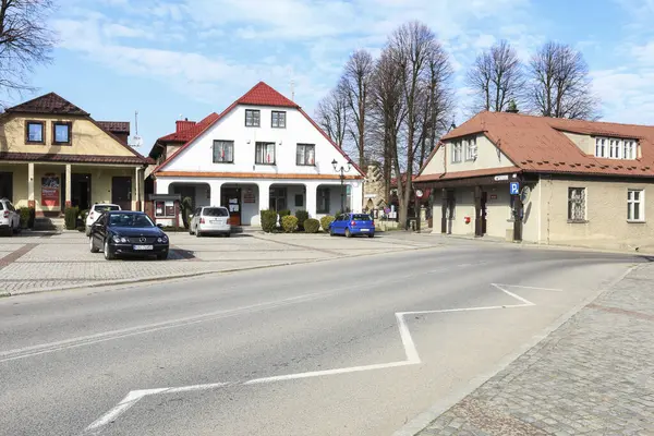 Polonya 'nın Lipnica Murowana kentindeki pazar meydanında tarihi evler.