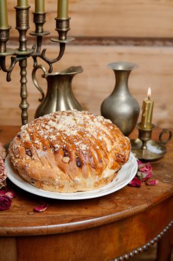 Bir somun şenlikli ekmek. Geleneksel parti yemekleri