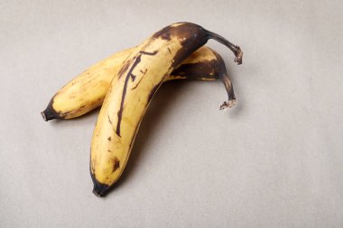 Masada olgunlaşmış muzlar var. Yemek için iyi değil.