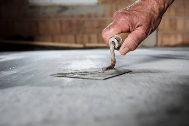 Ev yapımı sırasında pürüzsüz beton perdelenmiş. Çalışan adam