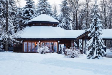 Polonya 'nın Rabka Zdroj kentindeki şehir parkında mezuniyet kulesinin yanında bir restoran..
