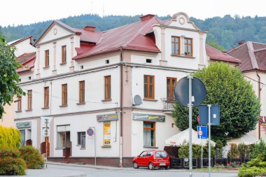 Polonya 'nın Makow Podhalanski kentindeki eski kasaba evleri.