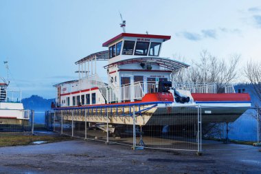 Gemiler yeni tur sezonu için kışın limanda bekliyor.