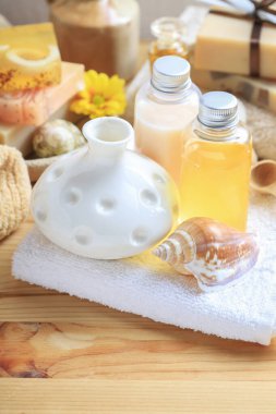Ahşap bir masanın üzerinde çeşitli kozmetik ürünler. Spa zamanı