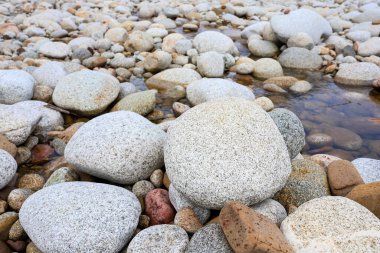 Gölün kıyısındaki taş plajı. Grafiksel kaynaklar
