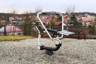 Kamu parkında egzersiz aletleri. Spor ve rahatlama yeri