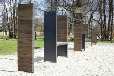 Çocuklar için modern, minimalist bir oyun alanı.