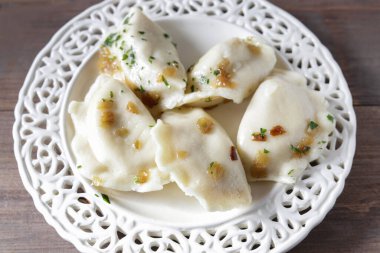 Geleneksel cips ile birlikte bir tabak. Öğle yemeği vakti.