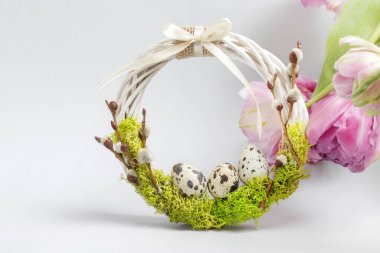 Geleneksel Paskalya çelengi, yosun, bıldırcın yumurtası ve kedi derisi. Adım adım, özel ders. Şenlik Dekoru