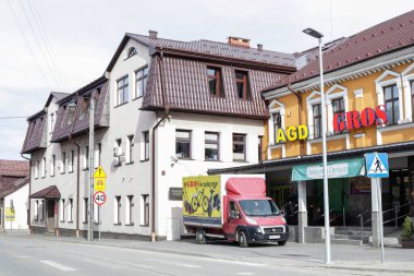 Polonya 'nın eski Czarny Dunajec kasabasındaki renkli konutlar.