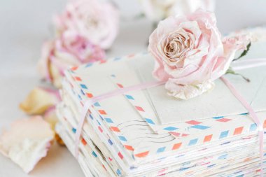 Bir yığın eski aşk mektubu ve üzerinde tek bir gül çiçeği vardı. Grafiksel kaynaklar