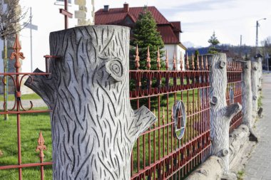 Kesik ağaç gövdesi motifli ve metal çitli dekoratif çitler. Yerel halk sanatının inanılmaz bir tarzı var..