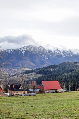 ZAKOPANE, POLAND - 29 Mart 2024 Zakopane, Polonya 'daki Zab köyünden görülen Giewont dağı. Turistler için tatil yeri