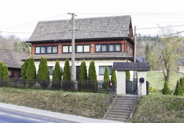 ORAWKA, POLAND - Turistler için Nisan 01, 2024 Binalar