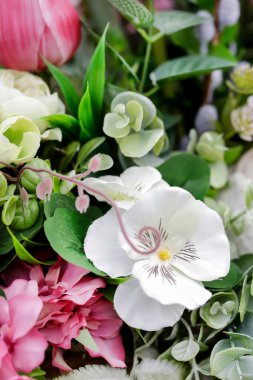 Yapay çiçeklerden yapılmış çok güzel bir bahar süsü. Geleneksel Paskalya motifleri. Grafiksel kaynaklar